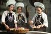 巷诺糯食小镇，布依族妇女在制作糯米饭